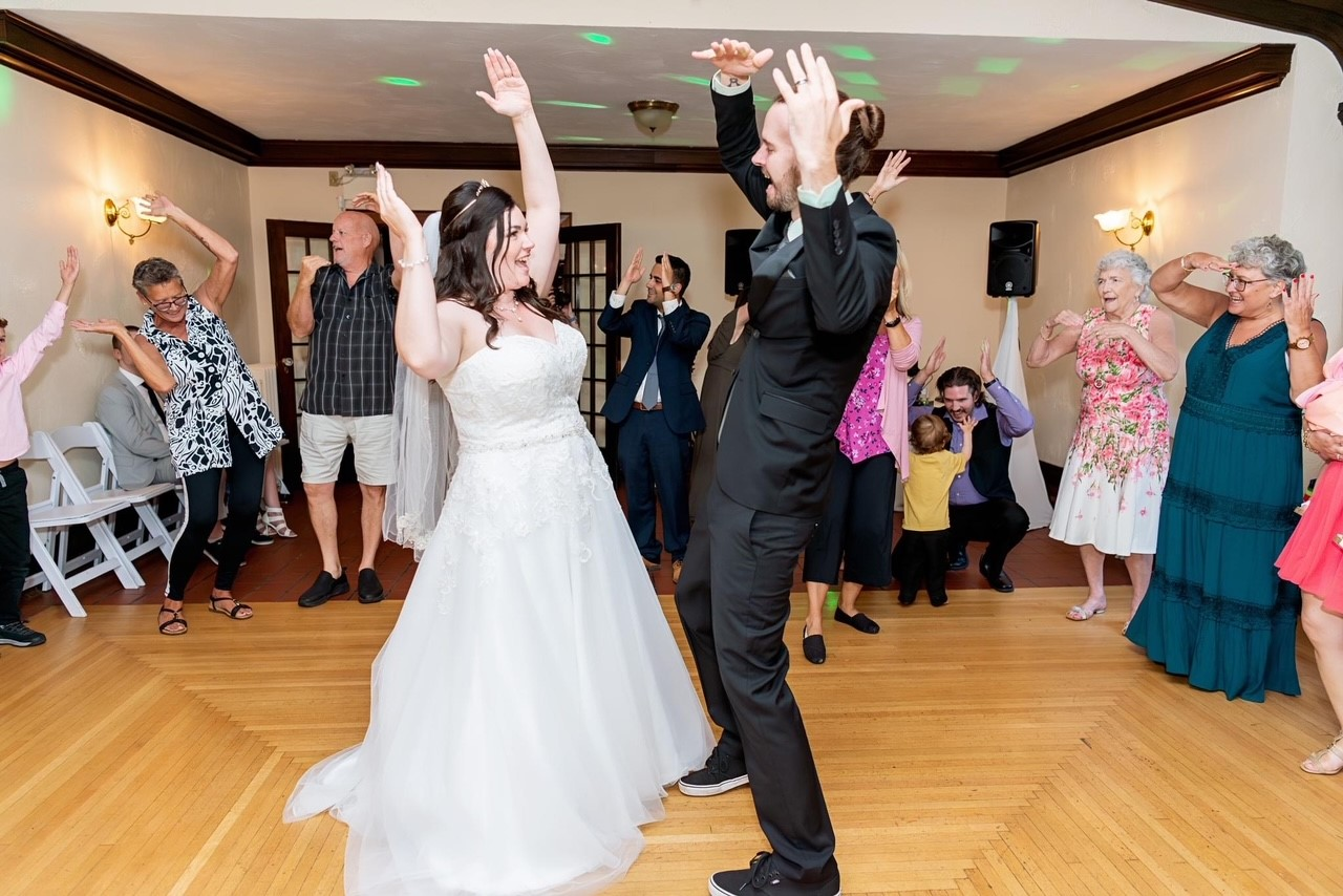 Donna DJ at wedding